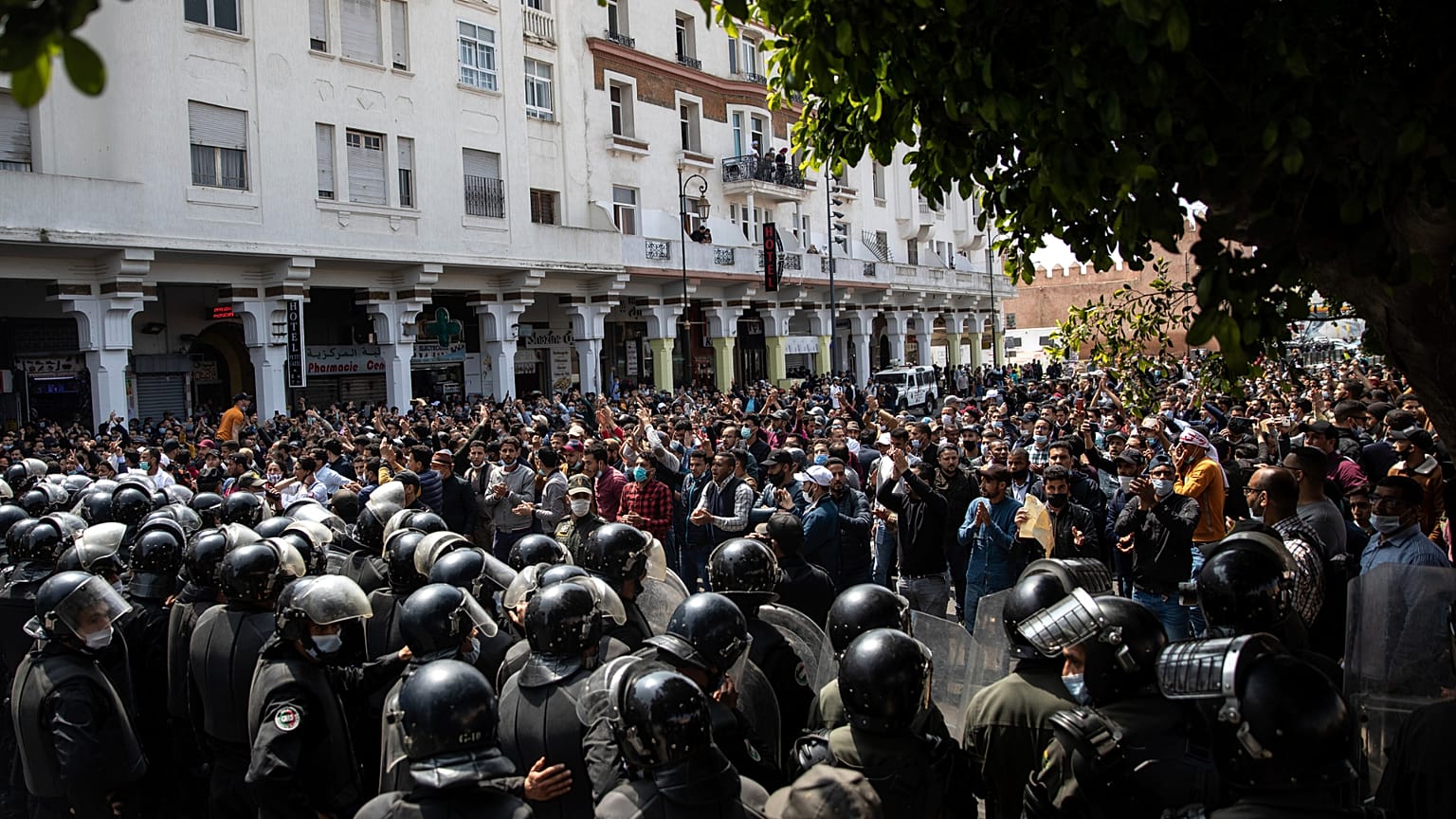 قوات الأمن تحرس مظاهرة نظمها معلمون للمطالبة بوظائف دائمة، في الرباط، المغرب، الأربعاء 7 أبريل/نيسان 2021.