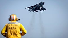 ΑΡΧΕΙΟ: Bataan κατευθύνει ένα αεροσκάφος AV-8B Harrier II του Σώματος Πεζοναυτών στον Κόλπο του Ομάν, 14 Αυγούστου 2023.