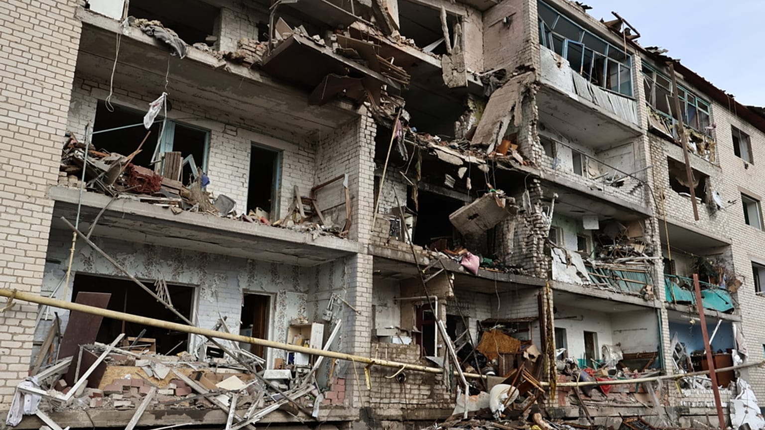 Un immeuble d'habitation en ruines après une frappe aérienne russe sur la ville de Komyshuvakha, dans la région de Zaporijjia, en Ukraine, le vendredi 20 février 2026. 