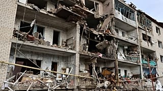 Un immeuble d'habitation en ruines après une frappe aérienne russe sur la ville de Komyshuvakha, dans la région de Zaporijjia, en Ukraine, le vendredi 20 février 2026. 