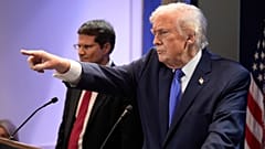 US-Präsident Donald Trump zeigt während eines Pressebriefings im Weißen Haus in Washington am 20. Februar 2026 auf einen Reporter.