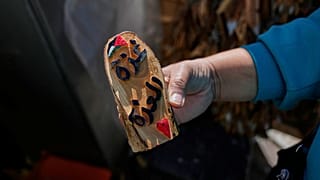 امرأة تعرض قطعة فنية من خشب الزيتون في مدينة رام الله بالضفة الغربية، يوم الخميس 5 فبراير/شباط 2026. 