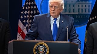 الرئيس دونالد ترامب يتحدث خلال مؤتمر صحفي في البيت الأبيض، يوم الجمعة 20 فبراير/شباط 2026، في واشنطن. (صورة من وكالة أسوشيتد برس/أليسون روبرت)