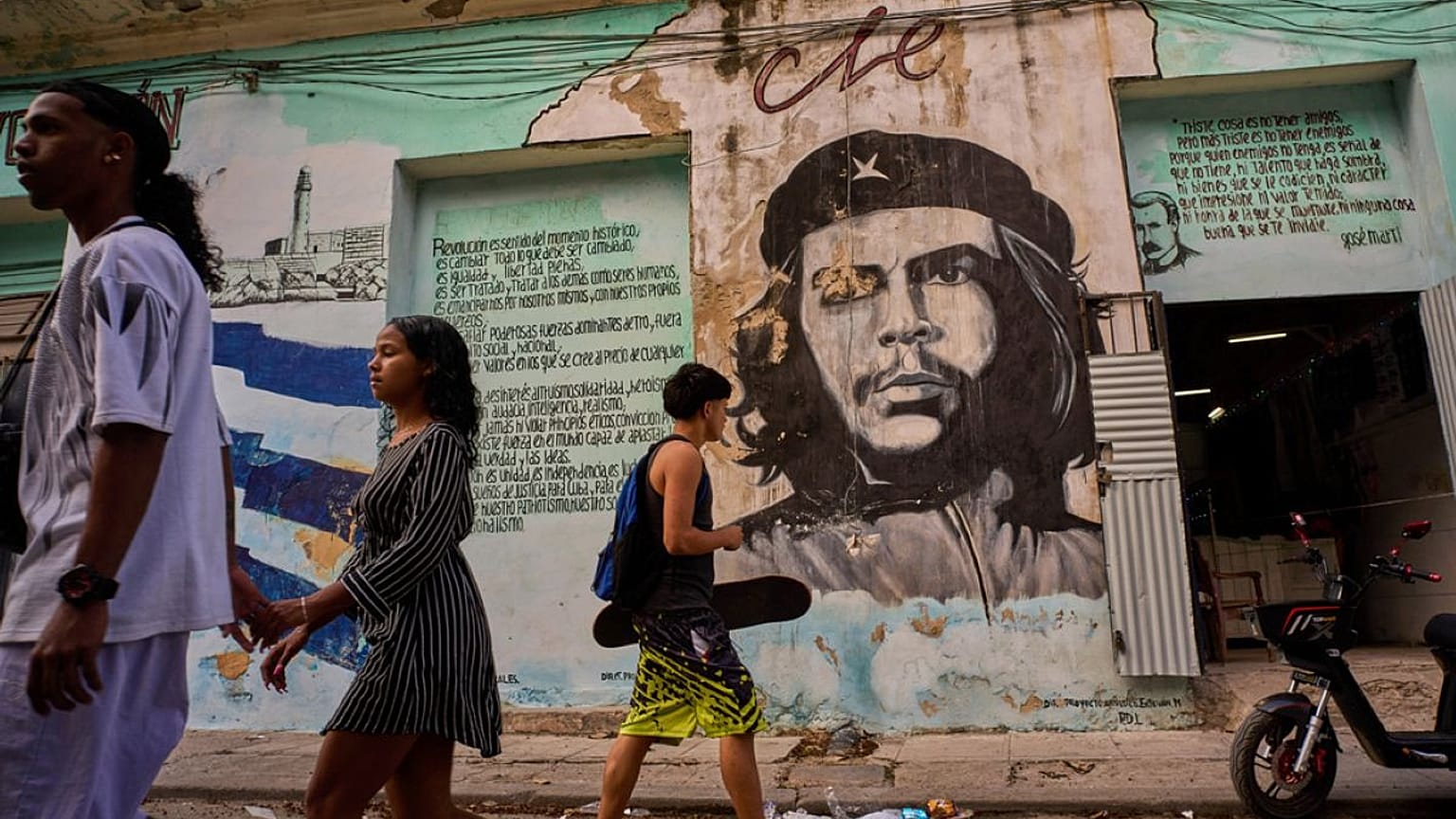  People walk past a mural of Che Guevara in Havana, Tuesday, Feb. 17, 2026. (AP Photo/Ramon Espinosa)  يمر الناس أمام جدارية تشي جيفارا في هافانا، الثلاثاء 17 فبراير 2026. 