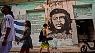 People walk past a mural of Che Guevara in Havana, Tuesday, Feb. 17, 2026. (AP Photo/Ramon Espinosa)  يمر الناس أمام جدارية تشي جيفارا في هافانا، الثلاثاء 17 فبراير 2026. 
