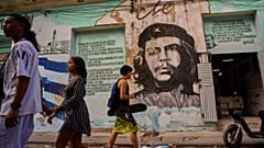  People walk past a mural of Che Guevara in Havana, Tuesday, Feb. 17, 2026. (AP Photo/Ramon Espinosa)  يمر الناس أمام جدارية تشي جيفارا في هافانا، الثلاثاء 17 فبراير 2026. 