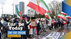 Vor den indirekten Atomgesprächen zwischen den Vereinigten Staaten und dem Iran halten iranische Demonstranten Plakate und Porträts vor dem Büro der Vereinten Nationen.