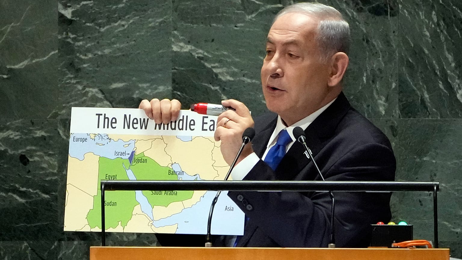 رئيس وزراء إسرائيل، بنيامين نتنياهو، يحمل خريطته المعنونة "الشرق الأوسط الجديد"