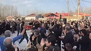 رقص شرکت‌کنندگان در مراسم چهلم کشته‌شدگان اعتراض‌های دی‌ماه در ایران