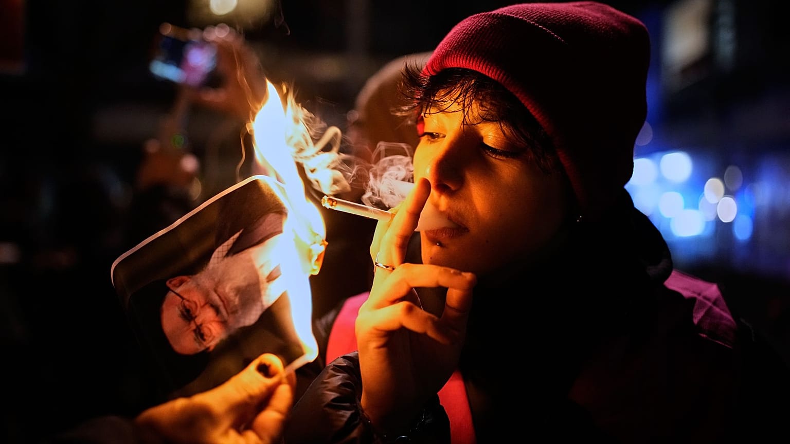 معترض ایرانی تصویر علی خامنه‌ای را آتش می‌زند 