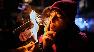 معترض ایرانی تصویر علی خامنه‌ای را آتش می‌زند 