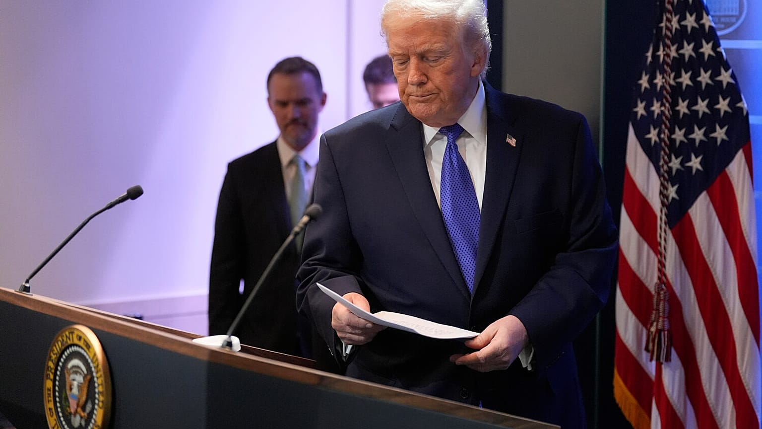 الرئيس دونالد ترامب يقترب من المنصة للحديث مع الصحفيين في غرفة إحاطة الصحافة جيمس برادي في البيت الأبيض، يوم الجمعة 20 فبراير 2026، في واشنطن