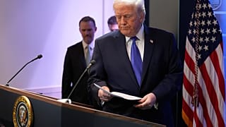 الرئيس دونالد ترامب يقترب من المنصة للحديث مع الصحفيين في غرفة إحاطة الصحافة جيمس برادي في البيت الأبيض، يوم الجمعة 20 فبراير 2026، في واشنطن