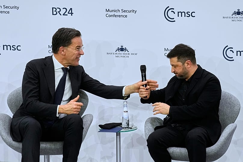 Mark Rutte NATO főtitkár és Volodimir Zelenszkij ukrán elnök a müncheni biztonsági konferencián