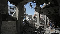 يبحث فلسطينيون عن جثث وناجين بين أنقاض مركز للشرطة بعد استهدافه بضربة للجيش الإسرائيلي في مدينة غزة، يوم السبت 31 يناير 2026. (تصوير: جهاد الشرافي / أسوشيتد برس)