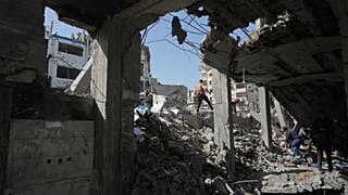 يبحث فلسطينيون عن جثث وناجين بين أنقاض مركز للشرطة بعد استهدافه بضربة للجيش الإسرائيلي في مدينة غزة، يوم السبت 31 يناير 2026. (تصوير: جهاد الشرافي / أسوشيتد برس)