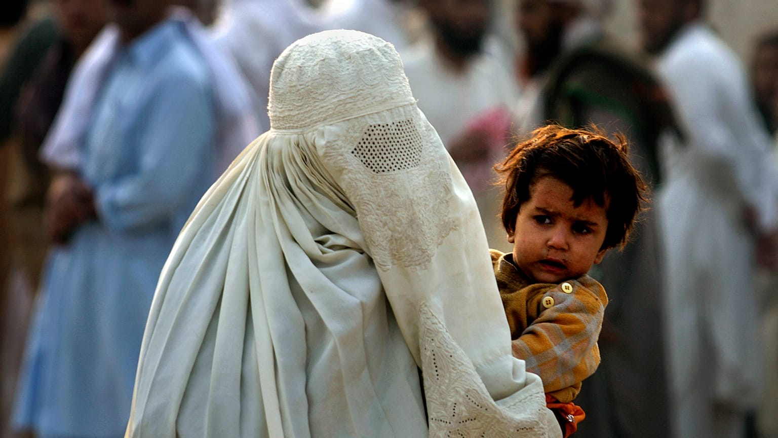 امرأة باكستانية نازحة مع طفلتها الصغيرة، فرّت من جنوب وزيرستان بسبب الهجوم العسكري