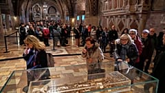 Les pèlerins rendent hommage aux ossements de saint François lors de la première exposition publique à l'intérieur de la basilique Saint-François.