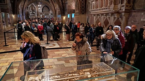 Les pèlerins rendent hommage aux ossements de saint François lors de la première exposition publique à l'intérieur de la basilique Saint-François.