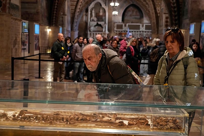 Les pèlerins devant les ossements de saint François lors de la première exposition publique à l'intérieur de la basilique Saint-François, marquant le 800e anniversaire de sa m