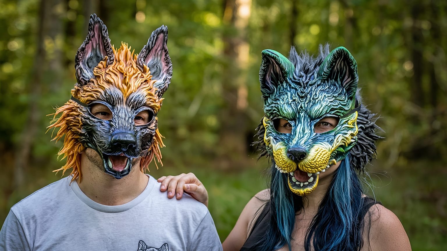 Pareja de 'therians' con una máscara