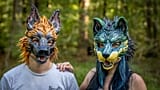 Ein paar "Therianer" mit einer Maske