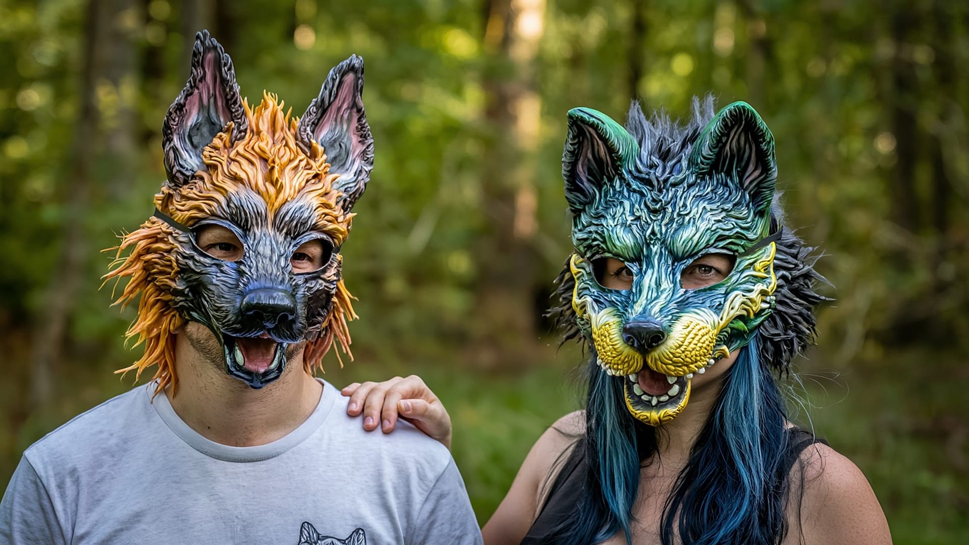 Ein paar "Therianer" mit einer Maske