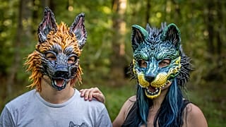 Pareja de 'therians' con una máscara