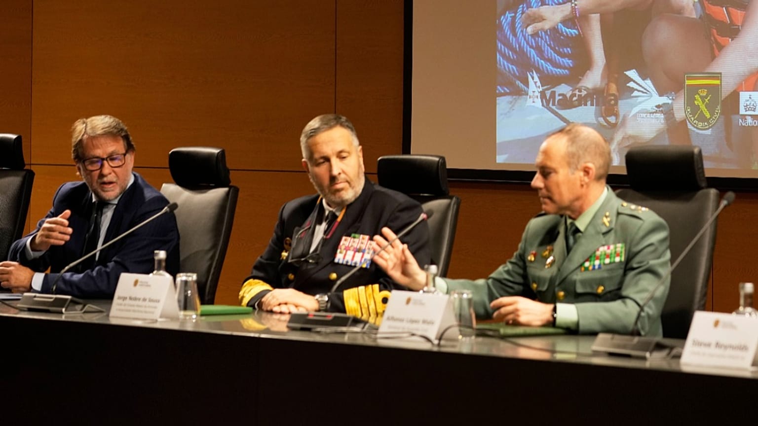 ARQUIVO (25.03.2025): O diretor da Polícia Judiciária, Luís Neves, à esquerda, fala durante uma conferência de imprensa na sede da PJ, em Lisboa.