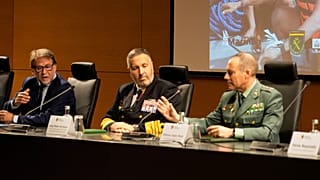 ARQUIVO (25.03.2025): O diretor da Polícia Portuguesa, Luís Neves, à esquerda, fala durante uma conferência de imprensa na sede da Polícia Portuguesa, em Lisboa. 