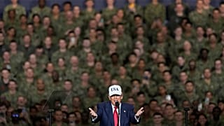 دونالد ترامپ در کنار نظامیان آمریکایی