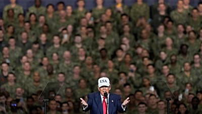 دونالد ترامپ در کنار نظامیان آمریکایی