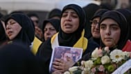 نساء ينحن خلال موكب جنازة ثلاثة مقاتلين من حزب الله قُتلوا في الغارات الإسرائيلية يوم الجمعة، في النبي شيت شرقي لبنان، السبت 21 فبراير/شباط 2026. 