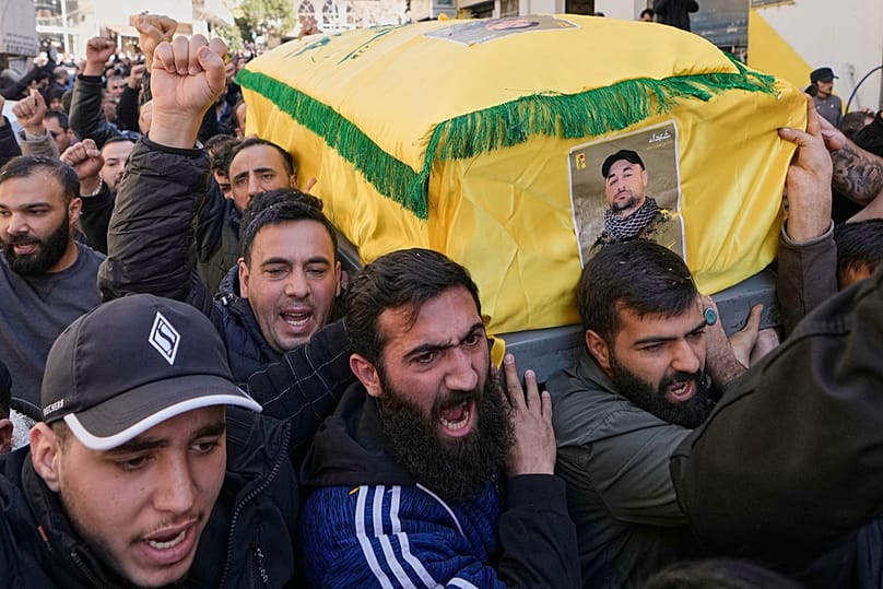 موكب جنازة لثلاثة مقاتلين من حزب الله في قرية النبي شيت شرقي لبنان، السبت 21 فبراير/شباط 2026. 