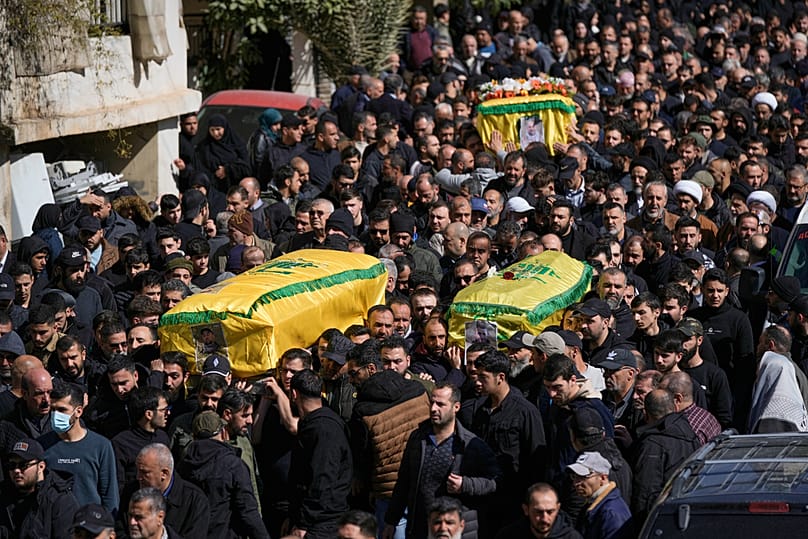 موكب جنازة لثلاثة مقاتلين من حزب الله في قرية النبي شيت شرقي لبنان، السبت 21 فبراير/شباط 2026. 