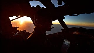 طائرة استطلاع خلال مهمة لمكافحة المخدرات استمرت نحو اثنتي عشرة ساعة فوق منطقة البحر الكاريبي، يوم السبت 13 ديسمبر/كانون الأول 2008.