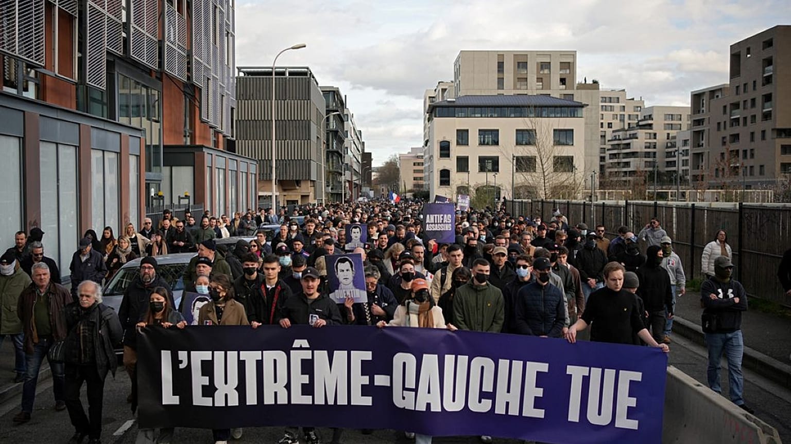 رفع متظاهرون لافتة كُتب عليها "اليسار المتطرف يقتل" خلال مسيرة في مدينة ليون الفرنسية، يوم السبت 21 فبراير/شباط 2026
