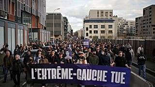رفع متظاهرون لافتة كُتب عليها "اليسار المتطرف يقتل" خلال مسيرة في مدينة ليون الفرنسية، يوم السبت 21 فبراير/شباط 2026