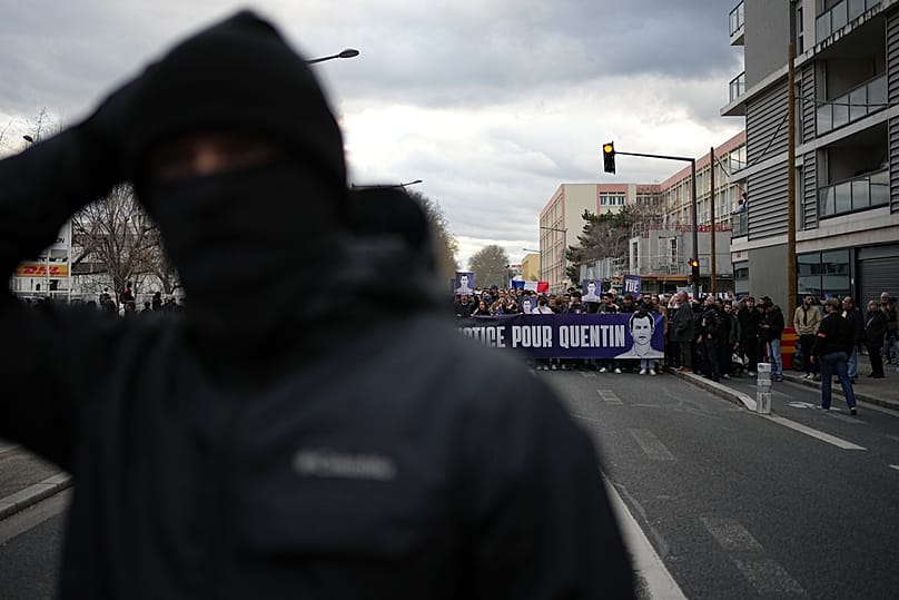 شارك مواطنون في مسيرة رافعين الأعلام الوطنية الفرنسية وصور الطالب الراحل في مدينة ليون الفرنسية، يوم السبت 21 فبراير/شباط 2026،