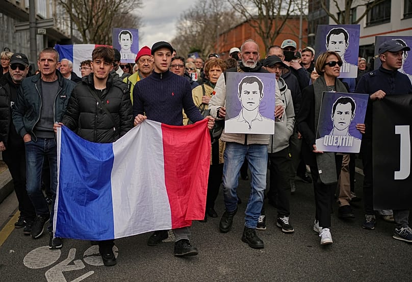 شارك مواطنون في مسيرة رافعين الأعلام الوطنية الفرنسية وصور الطالب الراحل في مدينة ليون الفرنسية، يوم السبت 21 فبراير/شباط 2026،