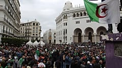 تظاهر حشد في الجزائر العاصمة، يوم الجمعة 8 مارس/آذار 2019. وسار آلاف المحتجّين في أجواء وُصفت بالاحتفالية عبر وسط المدينة.