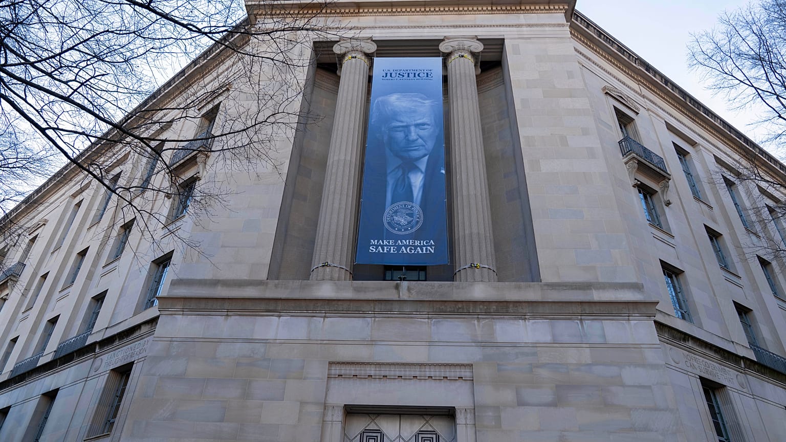 Donald Trump arcképe a bíróság homlokzatán - Washington, 2026. febr. 21.