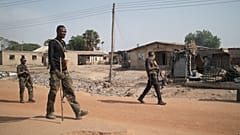 Illusztráció - 	Woro, NIGERIA - 2026. febr. 5. - katonák járőröznek egy támadás után