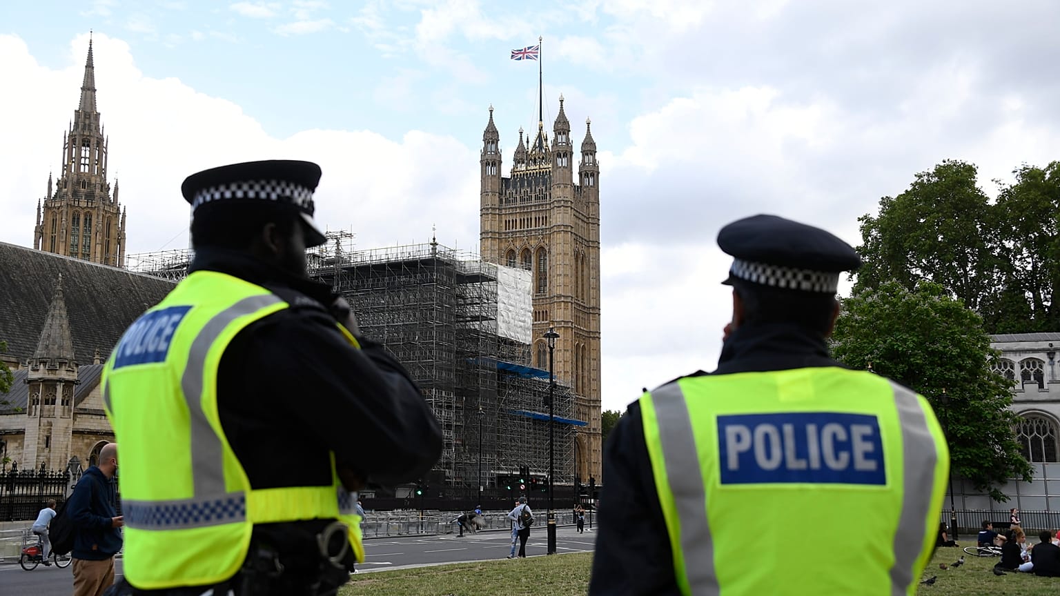 يراقب ضباط الشرطة البريطانيون الحشود