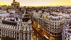 En esta foto observamos en primer plano el famoso edificio de la ciudad madrileña Metrópoli, desde una perspectiva en las alturas.