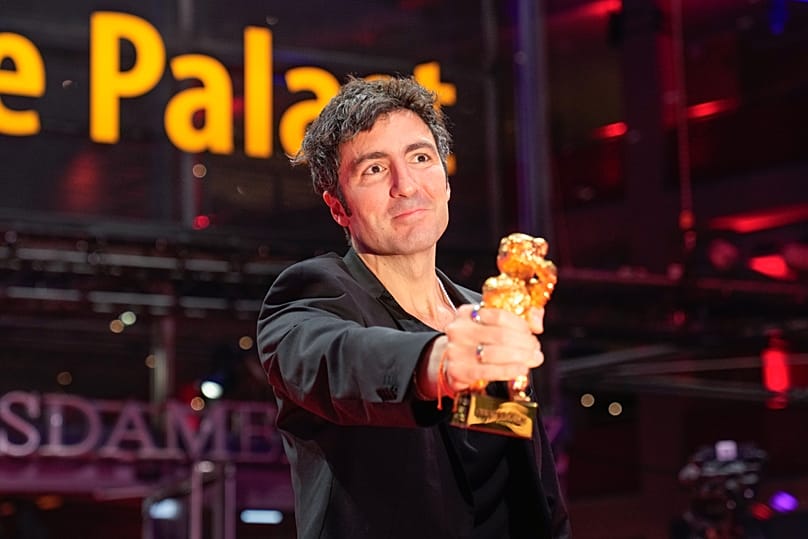 Yönetmen İlker Çatak 2026 Berlinale'de Altın Ayı ödülüyle.