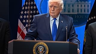 الرئيس الأمريكي دونالد ترامب يتحدث خلال إيجاز صحفي في البيت الأبيض، الجمعة 20 فبراير 2026، في واشنطن. 