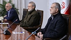 Massoud Pezeshkian à droite, Ali Larijani au centre et Mohsen Haji Mirzaei
