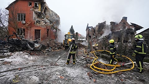 İtfaiyeciler, 22 Şubat 2026 Pazar günü Ukrayna'nın Kiev kentinde Rus hava saldırısı sırasında bir insansız hava aracının bir konuta isabet etmesinin ardından çıkan yangını söndürdü.