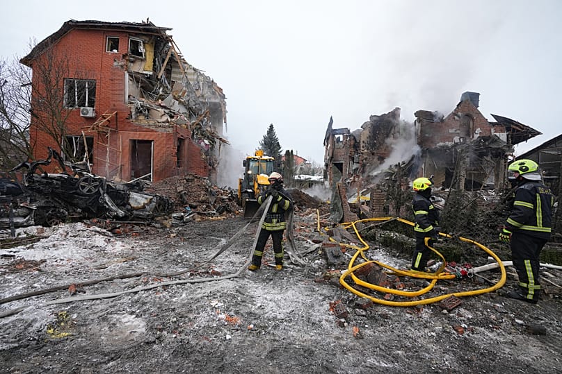 حريق اندلع إثر إصابة مبنى سكني بطائرة مسيّرة خلال هجوم جوي روسي على كييف في 22 فبراير 2026.